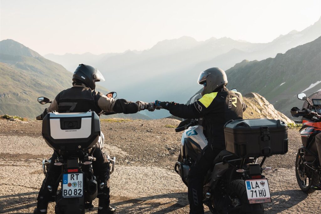 4-Tages-Motorradpackage – zwei Motorradfahrer am Pass