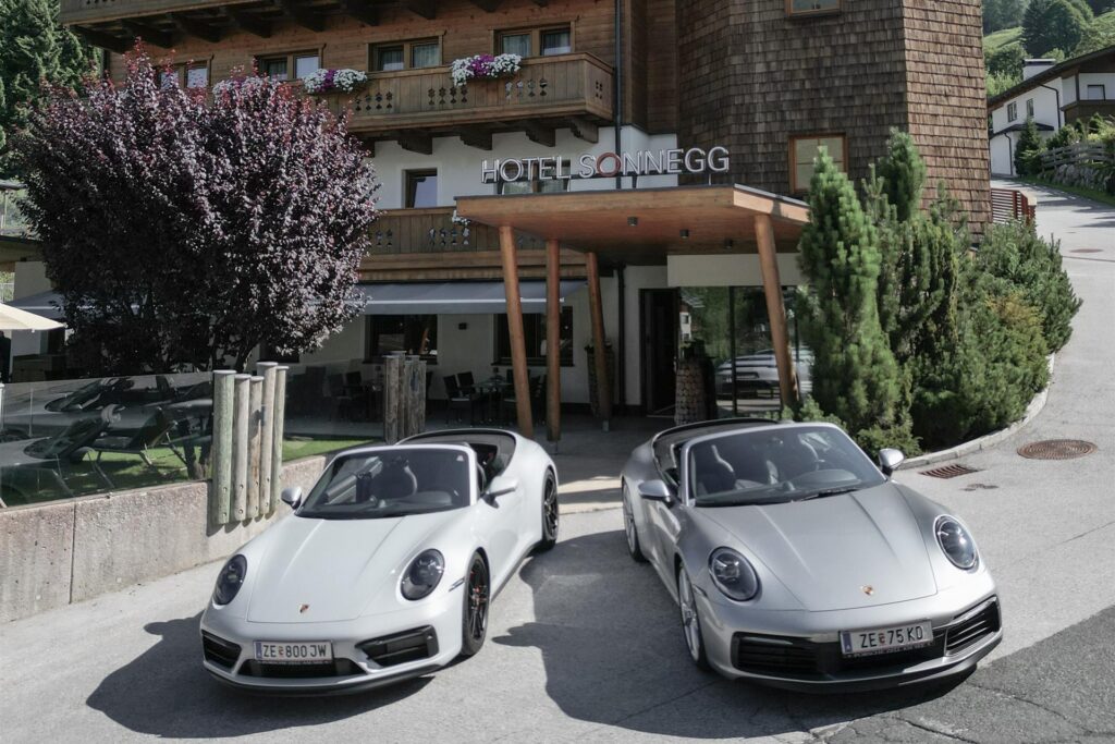 4 Tage Fahrspaß auf 4 Rädern – Cabrios vor dem Hotel Sonnegg