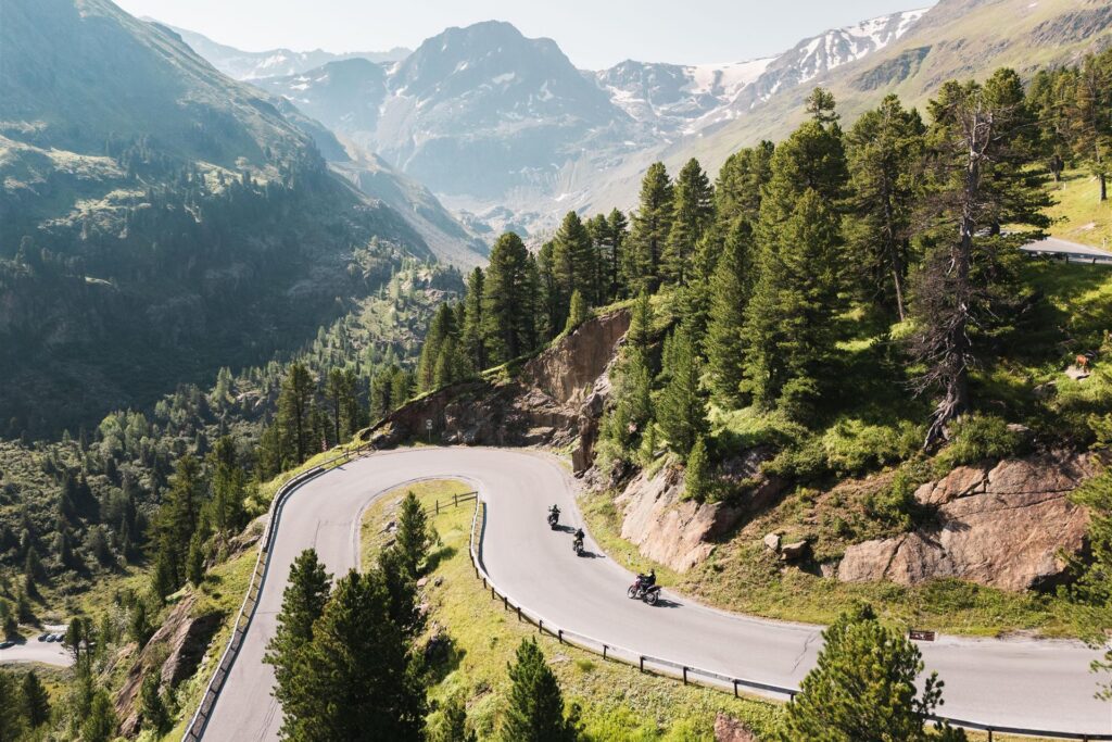 3 Tages Motorrad-Frühling – Motorräder auf einer Passstraße